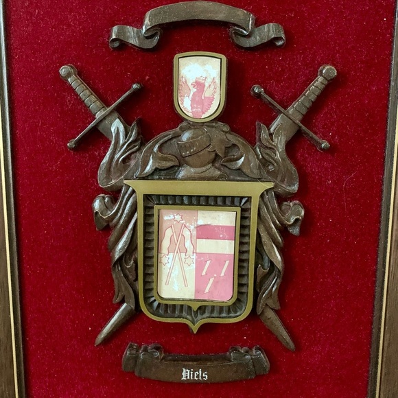 Vintage Family Crest On Red Velvet 14/17” Plastic - Picture 3 of 10